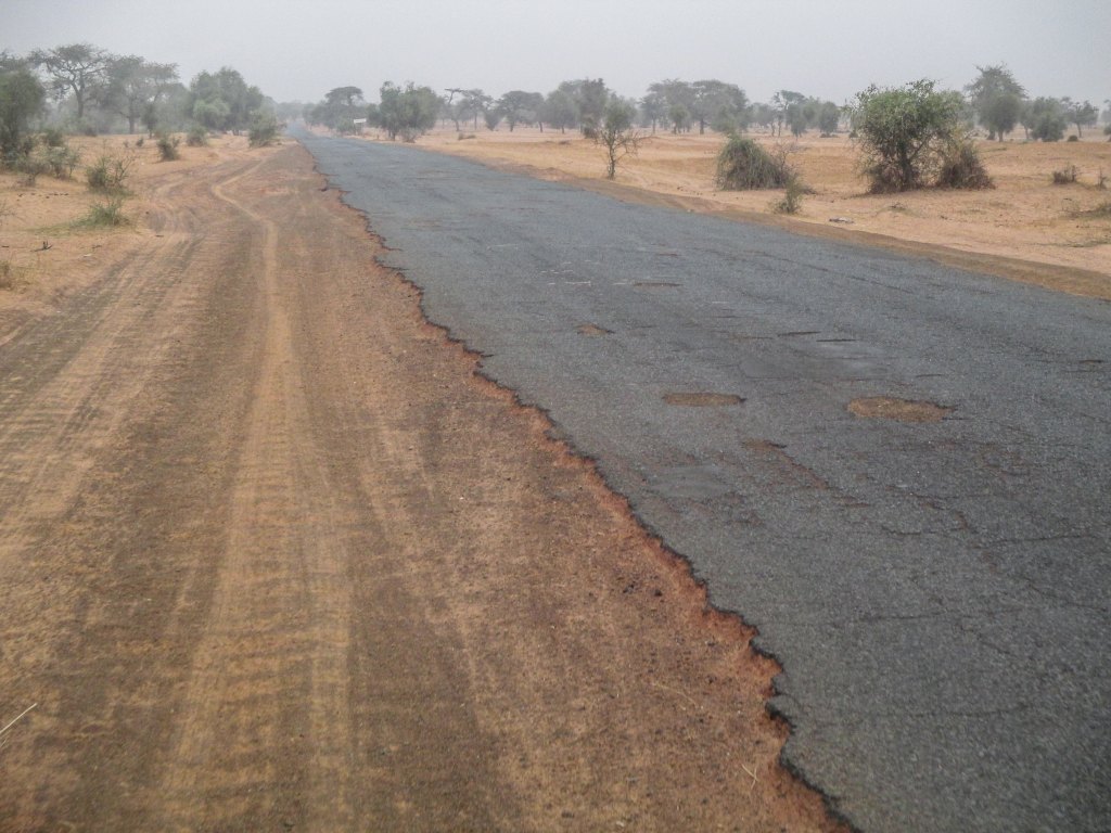 02_Senegal Piste neben kaputter Straße.jpg