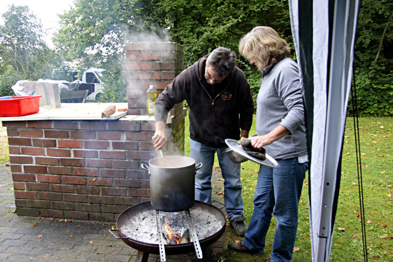 Kochen auf den Holzfeuer