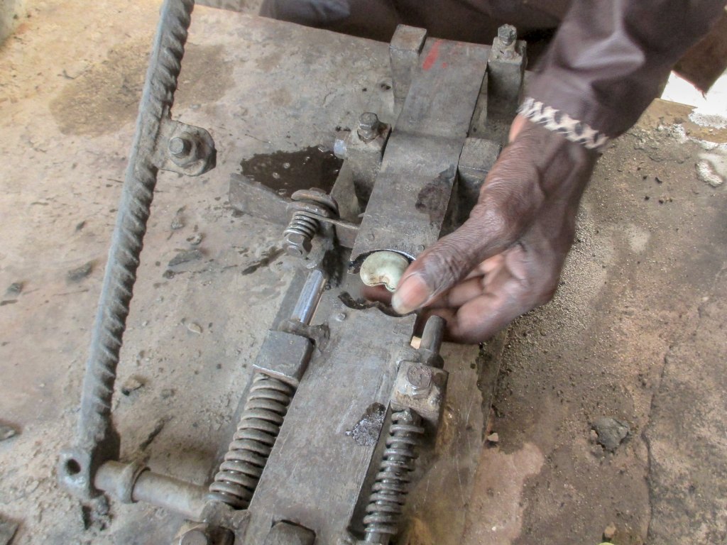 12_Senegal M. Thiams Cashewmaschine.jpg