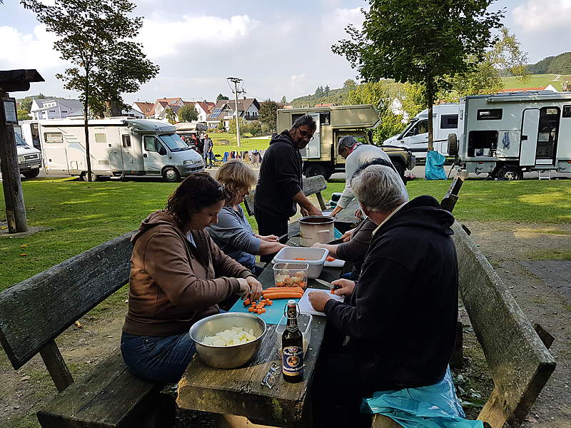 Gemeinsames Schnippeln unterstützt die Chef-Köchin Susi   (Foto: © AW)