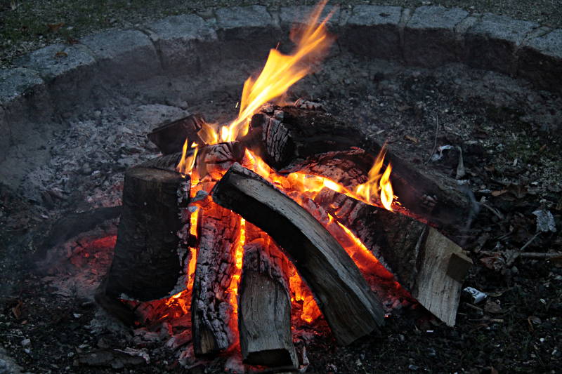 Lagerfeuer (nah)